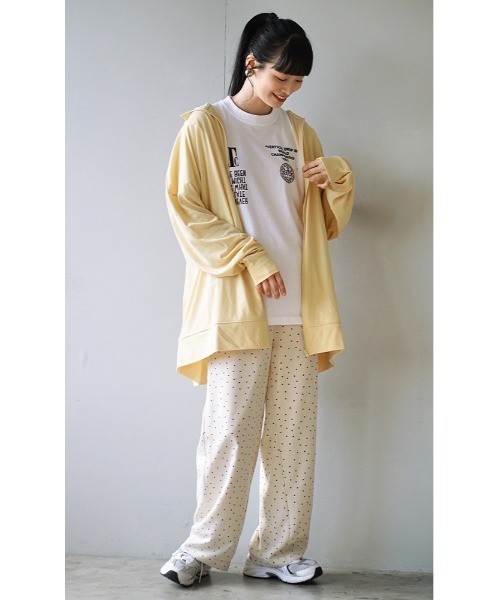 zootie(ズーティー)の「【ゆったりサイズで、手の甲までしっかりカバー】 さらっと薄手で快適 UVカットロングパーカー(パーカー・レディース・オフホワイト/杢グレー/ライトイエロー/ホワイト系その他2/ライトブルー/ピンク系その他/ブラック/ライトカーキ/ホワイト系その他/ネイビー/ベージュ/チャコール/ミント/ラベンダー・フリー)」の18枚目の写真