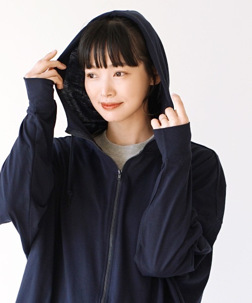zootie(ズーティー)の「【ゆったりサイズで、手の甲までしっかりカバー】 さらっと薄手で快適 UVカットロングパーカー(パーカー・レディース・オフホワイト/杢グレー/ライトイエロー/ホワイト系その他2/ライトブルー/ピンク系その他/ブラック/ライトカーキ/ホワイト系その他/ネイビー/ベージュ/チャコール/ミント/ラベンダー・フリー)」の22枚目の写真