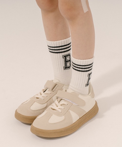 URBAN CHERRY（アーバンチェリー）の「異素材配色ベルトスニーカー（スニーカー・キッズ・ピンク/ベージュ・17.0cm/17.5cm/18.0cm/18.5cm/19.0cm/19.5cm/20.0cm/20.5cm/21.0cm）」の2枚目の写真