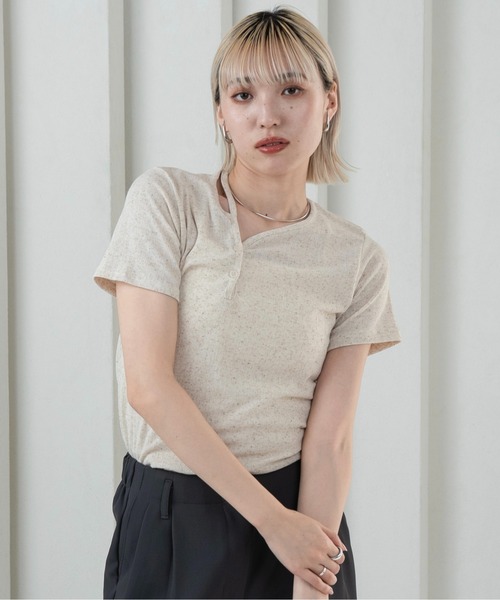 Amiur(エミレ) ニュアンスネックライントップス Amiur（エミレ）の「nuance neck line tops / ニュアンスネック