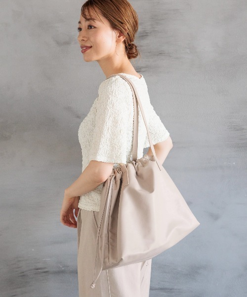 LAKOLE(ラコレ)の「フェイクレザー巾着トートバッグ / 132226(トートバッグ・レディース・ブラック/グレイッシュベージュ・FREE)」の1枚目の写真