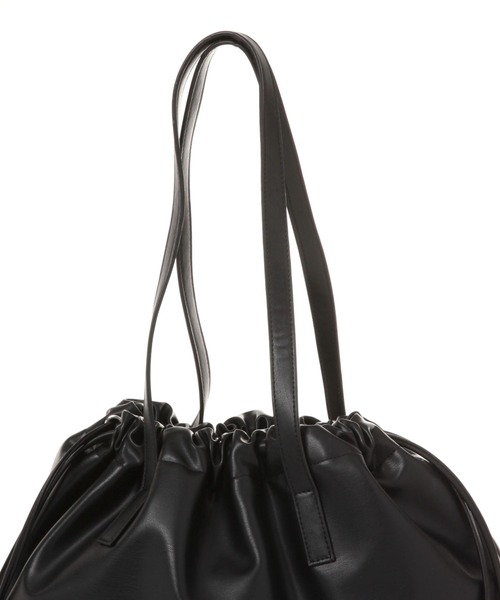 LAKOLE(ラコレ)の「フェイクレザー巾着トートバッグ / 132226(トートバッグ・レディース・ブラック/グレイッシュベージュ・FREE)」の8枚目の写真