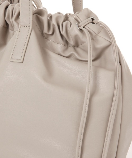 LAKOLE（ラコレ）の「フェイクレザー巾着トートバッグ / 132226