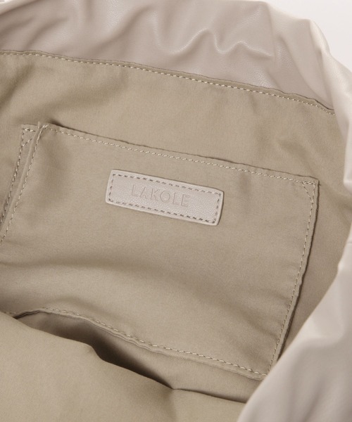 LAKOLE(ラコレ)の「フェイクレザー巾着トートバッグ / 132226(トートバッグ・レディース・ブラック/グレイッシュベージュ・FREE)」の13枚目の写真