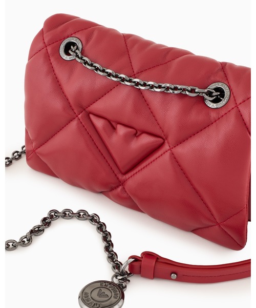 EMPORIO ARMANI(エンポリオアルマーニ)の「【エンポリオ アルマーニ】ショッパー キルトナッパレザーエフェクトファブリック製 フラップ付き(ショルダーバッグ・レディース・ブラック/レッド・FREE)」の8枚目の写真