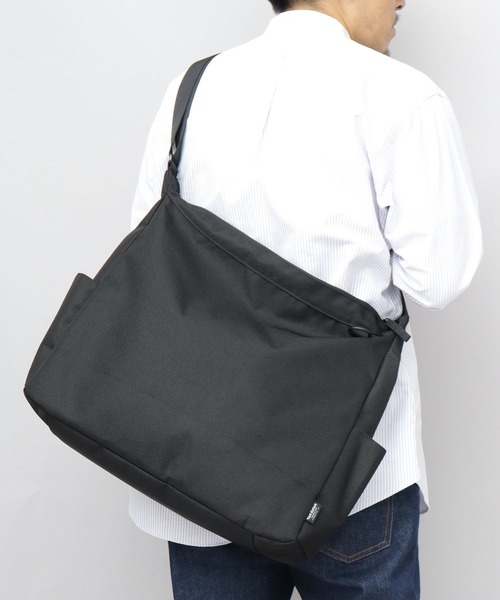 YAKPAK(ヤックパック)の「撥水加工 ポリエステル 大容量 ビッグショルダーバッグ(ショルダーバッグ・メンズ・ブラック・FREE)」の3枚目の写真