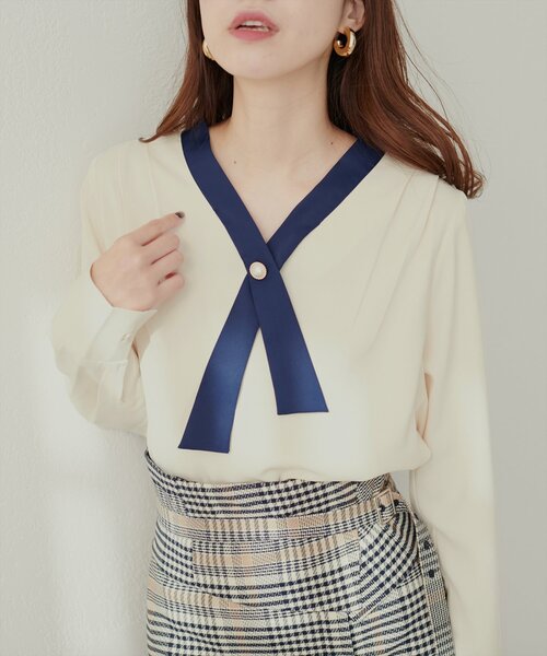 natural couture(ナチュラルクチュール)の「osonoパールリバー釦クロスボータイブラウス(シャツ/ブラウス・レディース・オフホワイト/ブルー/その他1/その他2/ネイビー/ピンク・FREE)」の2枚目の写真