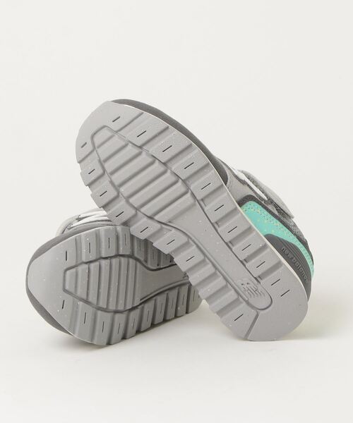 NEW BALANCE(ニューバランス)の「996(スニーカー・キッズ・グレー系その他・21.0cm/21.5cm/22.0cm/22.5cm/23.0cm/23.5cm/24.0cm/17.0cm/17.5cm/18.0cm/18.5cm/19.0cm/19.5cm/20.0cm/20.5cm)」の4枚目の写真