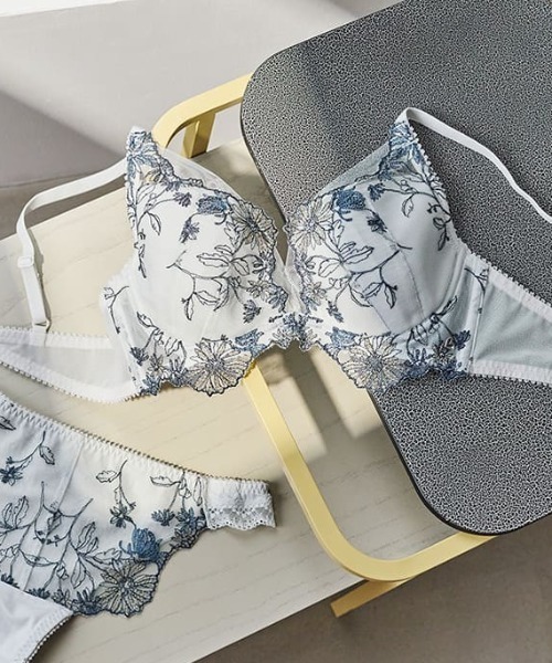 AMOSTYLE BY Triumph(アモスタイルバイトリンプ)の「DeepV ブラジャー(パッドなし) グレースフルフラワー【B,C,Dカップ】 AMST1486 WHP JX(ブラジャー・レディース・ホワイト/ピンク/ブラック・B65/B70/B75/C65/C70/C75/D65/D70/D75)」の2枚目の写真