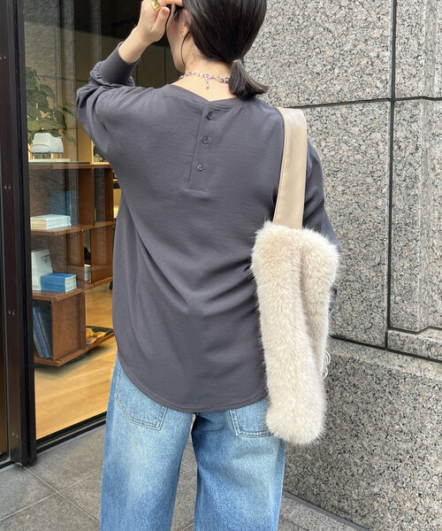 新品未使用　タグ付　doudou 袖ラッフルTEE ブラック DouDou（ドゥドゥ）の「バックボタンジョーゼットロゴTEE（T