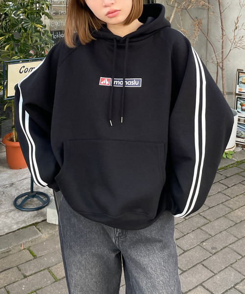 Chillfar（チルファー）の「ボックスロゴプリント ラインスリーブプルオーバーパーカー（パーカー・レディース・ホワイト/オートミール/ネイビー/ブラック/杢グレー/ブルー・FREE）」の2枚目の写真