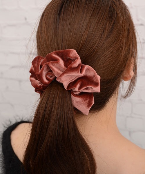 TONE SELECT GOODS（トーンセレクトグッズ）の「【float】ベロア 光沢 ビッグシュシュ【10色展開】（シュシュ・レディース・ブラウン/コーラルピンク/ワインレッド/モカ/ベージュ/インディゴブルー/ラベンダー/ブラック/オリーブ/ダークラベンダー・FREE）」の9枚目の写真