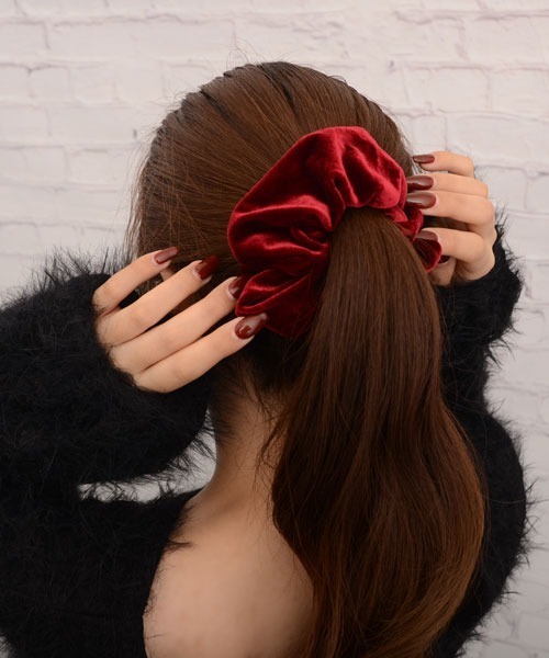 TONE SELECT GOODS（トーンセレクトグッズ）の「【float】ベロア 光沢 ビッグシュシュ【10色展開】（シュシュ・レディース・ブラウン/コーラルピンク/ワインレッド/モカ/ベージュ/インディゴブルー/ラベンダー/ブラック/オリーブ/ダークラベンダー・FREE）」の10枚目の写真