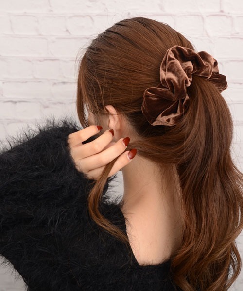 TONE SELECT GOODS（トーンセレクトグッズ）の「【float】ベロア 光沢 ビッグシュシュ【10色展開】（シュシュ・レディース・ブラウン/コーラルピンク/ワインレッド/モカ/ベージュ/インディゴブルー/ラベンダー/ブラック/オリーブ/ダークラベンダー・FREE）」の13枚目の写真