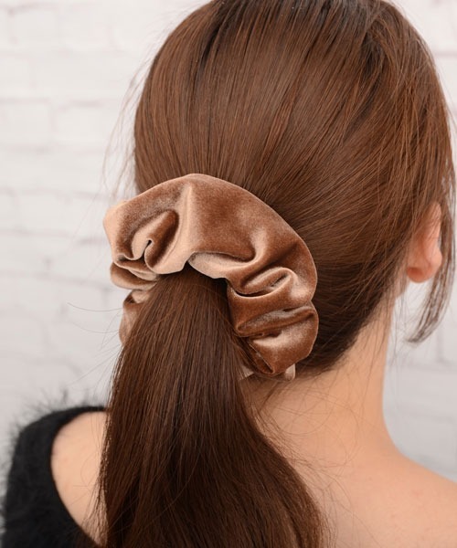 TONE SELECT GOODS（トーンセレクトグッズ）の「【float】ベロア 光沢 ビッグシュシュ【10色展開】（シュシュ・レディース・ブラウン/コーラルピンク/ワインレッド/モカ/ベージュ/インディゴブルー/ラベンダー/ブラック/オリーブ/ダークラベンダー・FREE）」の15枚目の写真