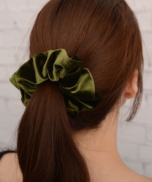 TONE SELECT GOODS（トーンセレクトグッズ）の「【float】ベロア 光沢 ビッグシュシュ【10色展開】（シュシュ・レディース・ブラウン/コーラルピンク/ワインレッド/モカ/ベージュ/インディゴブルー/ラベンダー/ブラック/オリーブ/ダークラベンダー・FREE）」の19枚目の写真