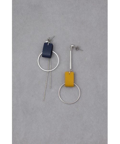 AZUL by moussy(アズールバイマウジー)の「フェイクレザーバイカラーアシンメトリーピアス(ピアス(両耳用)・レディース・シルバー/ホワイト/ネイビー・FREE)」の10枚目の写真