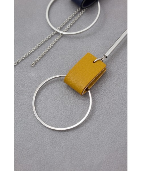 AZUL by moussy(アズールバイマウジー)の「フェイクレザーバイカラーアシンメトリーピアス(ピアス(両耳用)・レディース・シルバー/ホワイト/ネイビー・FREE)」の11枚目の写真