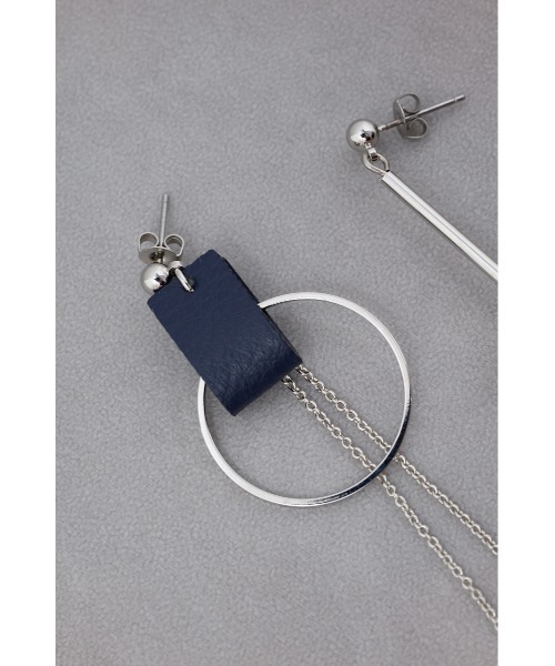 AZUL by moussy(アズールバイマウジー)の「フェイクレザーバイカラーアシンメトリーピアス(ピアス(両耳用)・レディース・シルバー/ホワイト/ネイビー・FREE)」の12枚目の写真