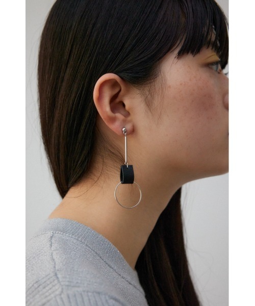 AZUL by moussy(アズールバイマウジー)の「フェイクレザーバイカラーアシンメトリーピアス(ピアス(両耳用)・レディース・シルバー/ホワイト/ネイビー・FREE)」の4枚目の写真