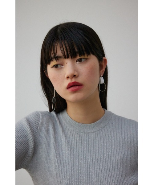 AZUL by moussy(アズールバイマウジー)の「フェイクレザーバイカラーアシンメトリーピアス(ピアス(両耳用)・レディース・シルバー/ホワイト/ネイビー・FREE)」の5枚目の写真