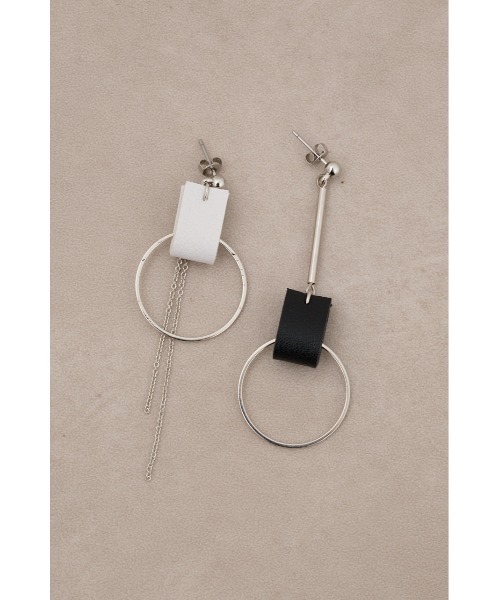 AZUL by moussy(アズールバイマウジー)の「フェイクレザーバイカラーアシンメトリーピアス(ピアス(両耳用)・レディース・シルバー/ホワイト/ネイビー・FREE)」の6枚目の写真