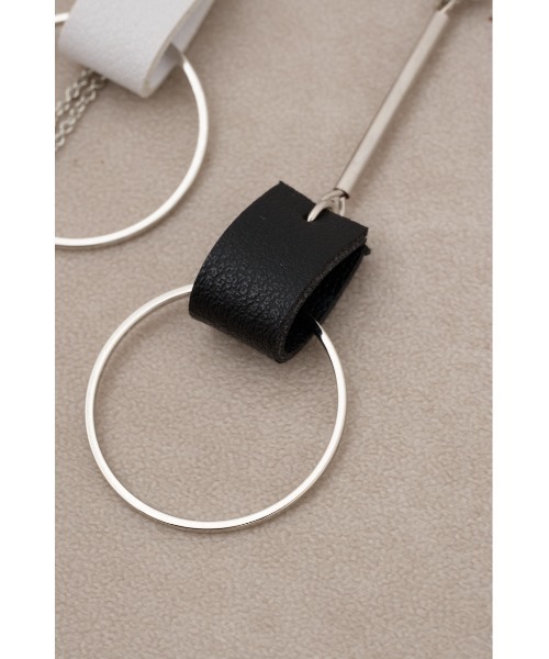 AZUL by moussy(アズールバイマウジー)の「フェイクレザーバイカラーアシンメトリーピアス(ピアス(両耳用)・レディース・シルバー/ホワイト/ネイビー・FREE)」の7枚目の写真