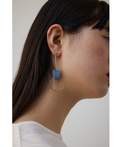 AZUL by moussy(アズールバイマウジー)の「フェイクレザーバイカラーアシンメトリーピアス(ピアス(両耳用)・レディース・シルバー/ホワイト/ネイビー・FREE)」の13枚目の写真