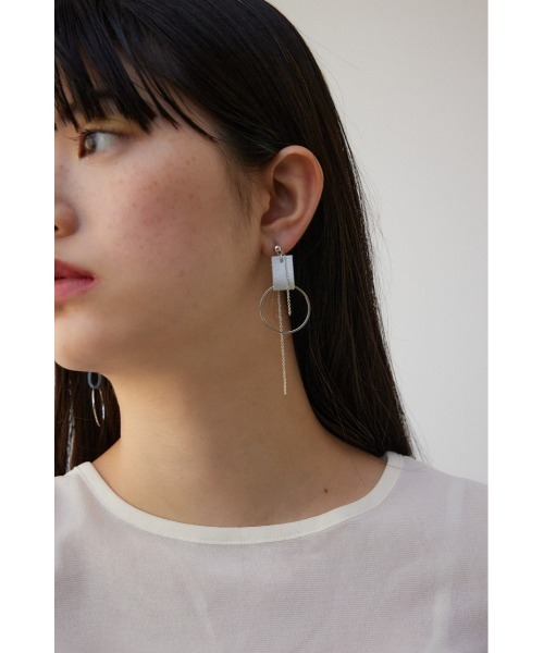AZUL by moussy(アズールバイマウジー)の「フェイクレザーバイカラーアシンメトリーピアス(ピアス(両耳用)・レディース・シルバー/ホワイト/ネイビー・FREE)」の14枚目の写真