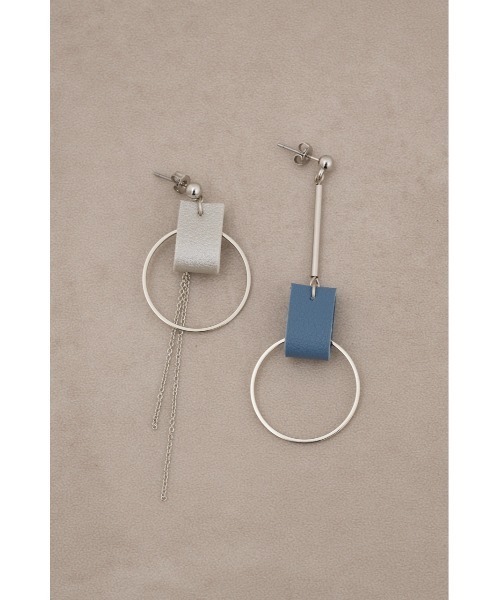 AZUL by moussy(アズールバイマウジー)の「フェイクレザーバイカラーアシンメトリーピアス(ピアス(両耳用)・レディース・シルバー/ホワイト/ネイビー・FREE)」の15枚目の写真