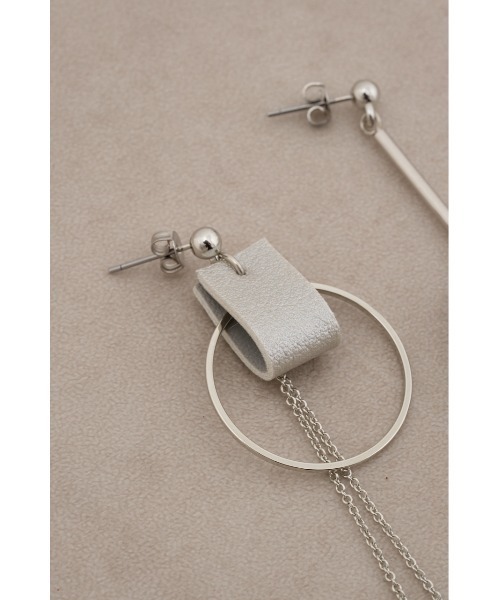 AZUL by moussy(アズールバイマウジー)の「フェイクレザーバイカラーアシンメトリーピアス(ピアス(両耳用)・レディース・シルバー/ホワイト/ネイビー・FREE)」の17枚目の写真