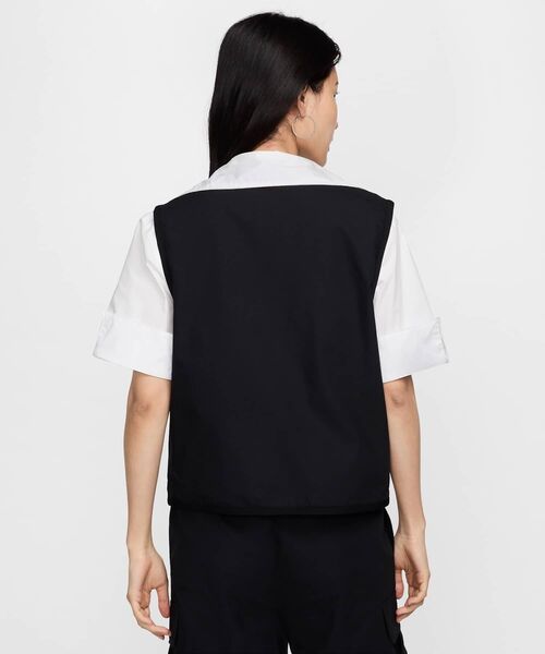 NIKE(ナイキ)の「ナイキ スポーツウェア エッセンシャル ウィメンズ ルーズ ウーブン カーゴ ベスト / Nike Sportswear Essential Women's Loose Woven Cargo Vest FV6311-010 Black(ベスト・レディース・ブラック・S/M/L/2XL/XL/XS)」の2枚目の写真