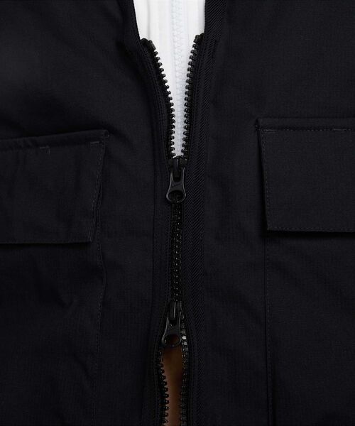 NIKE(ナイキ)の「ナイキ スポーツウェア エッセンシャル ウィメンズ ルーズ ウーブン カーゴ ベスト / Nike Sportswear Essential Women's Loose Woven Cargo Vest FV6311-010 Black(ベスト・レディース・ブラック・S/M/L/2XL/XL/XS)」の5枚目の写真