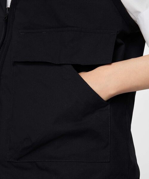 NIKE(ナイキ)の「ナイキ スポーツウェア エッセンシャル ウィメンズ ルーズ ウーブン カーゴ ベスト / Nike Sportswear Essential Women's Loose Woven Cargo Vest FV6311-010 Black(ベスト・レディース・ブラック・S/M/L/2XL/XL/XS)」の6枚目の写真