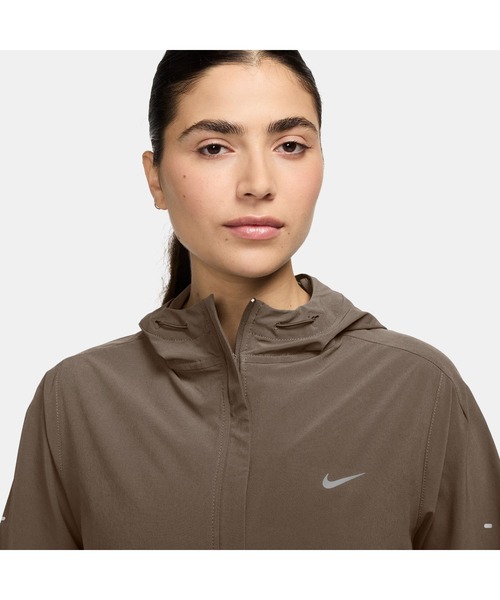 NIKE(ナイキ)の「ナイキ NIKE ナイキ スウィフト RPL PKBL ジャケット(ナイロンジャケット・レディース・カーキ・S/M/L)」の4枚目の写真