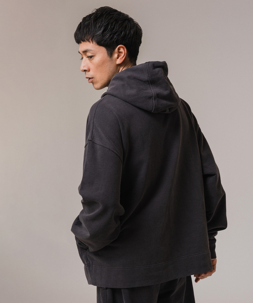 EDIFICE(エディフィス)の「Ecofade プルオーバー フーディー(パーカー・メンズ・ブラック/ネイビー・MEDIUM/LARGE)」の16枚目の写真