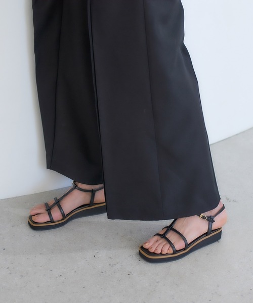 carino(カリーノ)の「厚底Tストラップサンダル(サンダル・レディース・ホワイト/ブラック/ゴールド・S/M/L/LL)」の9枚目の写真