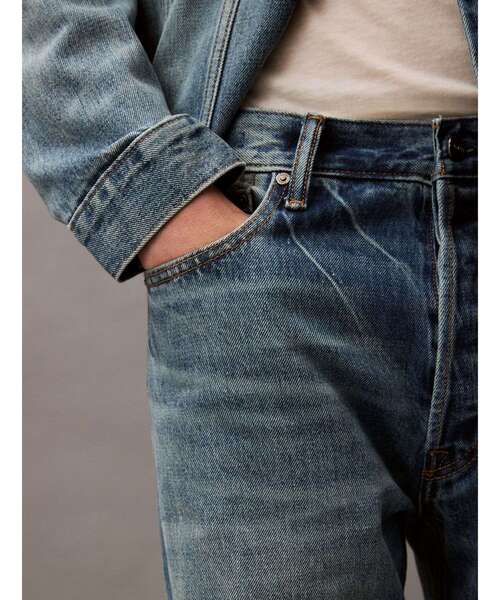 Calvin Klein（カルバン・クライン）の「モダンルーズ ストレート インディゴ ジーンズ（デニムパンツ・メンズ・ブルー・36/34/32/30/31/33/28）」の4枚目の写真