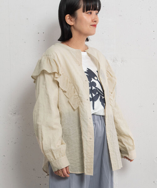 POU DOU DOU(プードゥドゥ)の「フリル切り替えブラウス(シャツ/ブラウス・レディース・ライトベージュ/スミクロ/アイボリー・M)」の3枚目の写真