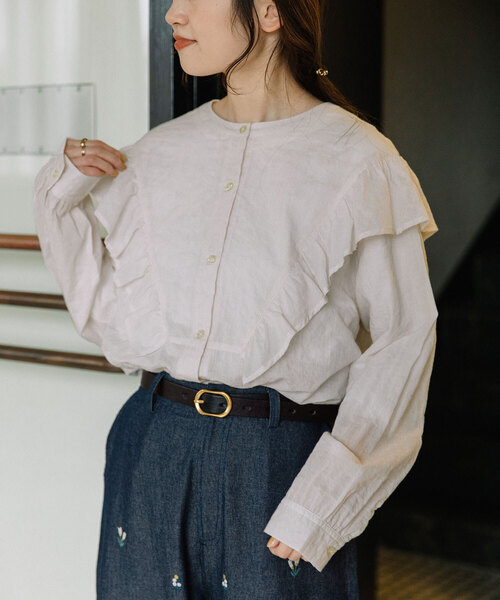 POU DOU DOU(プードゥドゥ)の「フリル切り替えブラウス(シャツ/ブラウス・レディース・ライトベージュ/スミクロ/アイボリー・M)」の2枚目の写真