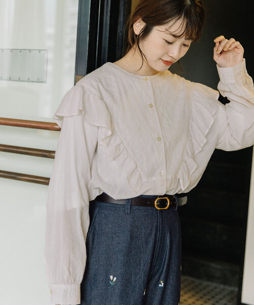 POU DOU DOU(プードゥドゥ)の「フリル切り替えブラウス(シャツ/ブラウス・レディース・ライトベージュ/スミクロ/アイボリー・M)」の12枚目の写真