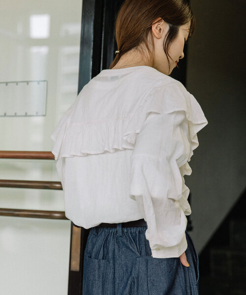 POU DOU DOU(プードゥドゥ)の「フリル切り替えブラウス(シャツ/ブラウス・レディース・ライトベージュ/スミクロ/アイボリー・M)」の13枚目の写真