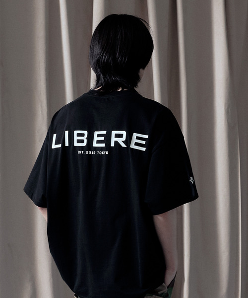 LIBERE（リベーレ）の「LIBERE リベーレ / LIBERE LOGO T-SHIRT ロゴプリントビッグシルエットTシャツ / 251207-251208-251209（Tシャツ/カットソー・メンズ・チャコール/ブラック/ゴールド・LARGE/MEDIUM/SMALL）」の2枚目の写真