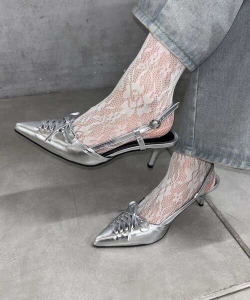 WHO'S WHO gallery（フーズフーギャラリー）の「WEB限定【HiNT/ヒント】レースアップミュール（パンプス・レディース・シルバー/ブラック・39/38）」の2枚目の写真