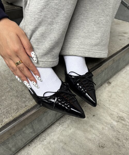 WHO'S WHO gallery（フーズフーギャラリー）の「WEB限定【HiNT/ヒント】レースアップミュール（パンプス・レディース・シルバー/ブラック・39/38）」の3枚目の写真