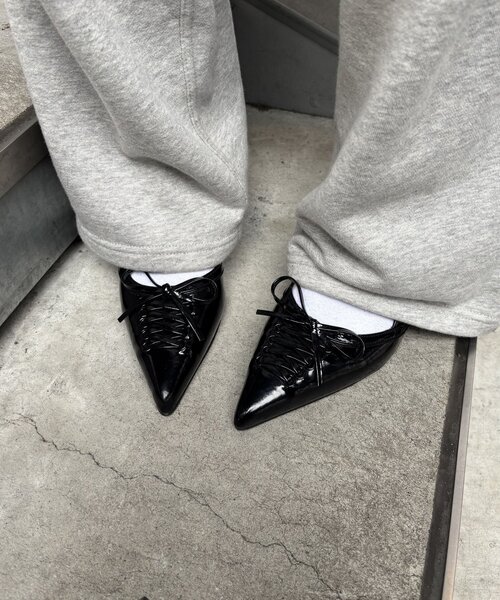 WHO'S WHO gallery（フーズフーギャラリー）の「WEB限定【HiNT/ヒント】レースアップミュール（パンプス・レディース・シルバー/ブラック・39/38）」の4枚目の写真