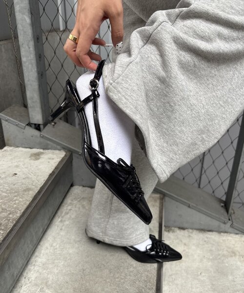 WHO'S WHO gallery（フーズフーギャラリー）の「WEB限定【HiNT/ヒント】レースアップミュール（パンプス・レディース・シルバー/ブラック・39/38）」の5枚目の写真