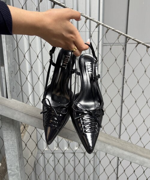 WHO'S WHO gallery（フーズフーギャラリー）の「WEB限定【HiNT/ヒント】レースアップミュール（パンプス・レディース・シルバー/ブラック・39/38）」の6枚目の写真