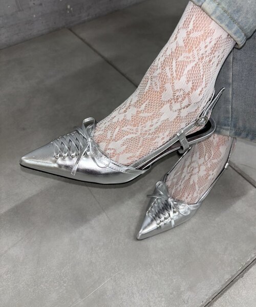 WHO'S WHO gallery（フーズフーギャラリー）の「WEB限定【HiNT/ヒント】レースアップミュール（パンプス・レディース・シルバー/ブラック・39/38）」の7枚目の写真