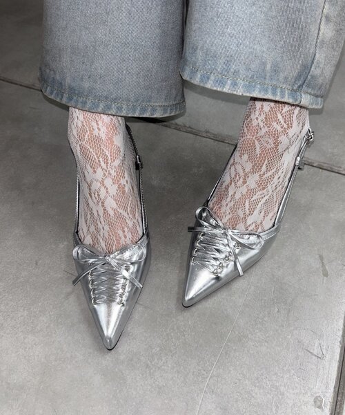 WHO'S WHO gallery（フーズフーギャラリー）の「WEB限定【HiNT/ヒント】レースアップミュール（パンプス・レディース・シルバー/ブラック・39/38）」の8枚目の写真